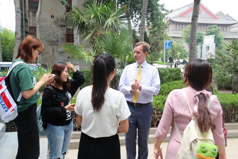 说明: 原美国西密苏里州立大学候任校长马修•威尔逊为学生授课